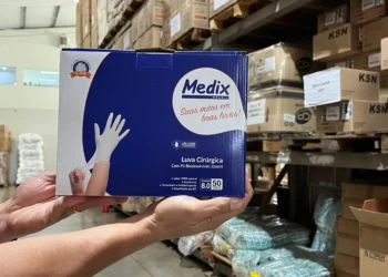 Luvas cirúrgicas de vários tamanhos também serão fornecidas pela empresa pelos próximos 180 dias