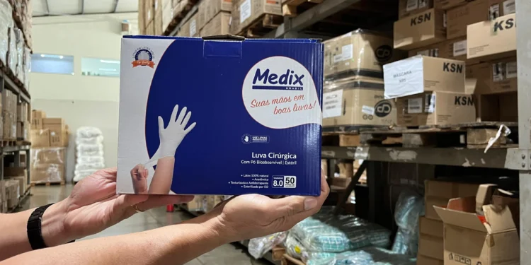 Luvas cirúrgicas de vários tamanhos também serão fornecidas pela empresa pelos próximos 180 dias