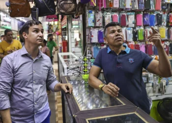 Durante visita vide-prefeito Carlos Velozo ouve demandas dos empreendedores locais