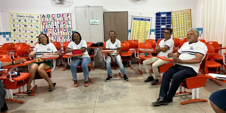 Matrículas para Educação de Jovens e Adultos seguem até dia 31 nas secretarias escolares