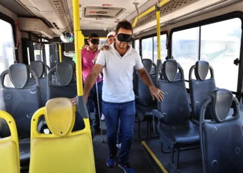 Motoristas da ATCP participam de experiência para entenderem dificuldades de uma pessoa cega