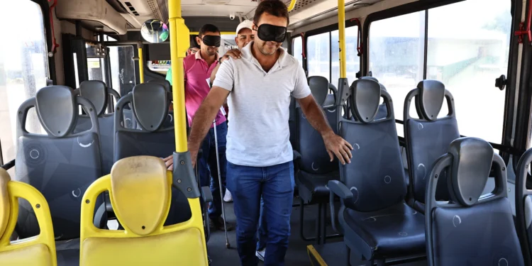 Motoristas participam de conscientização para atender pessoas com deficiência