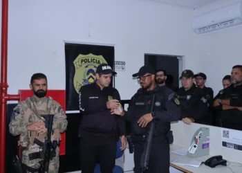 Delegado e diretor da DRACCO, Afonso Lyra, entrega a chave da nova viatura ao delegado regional de Gurupi, Joadelson Albuquerque - Luiz de Castro/Governo do Tocantins