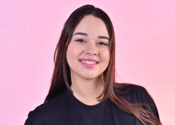 Estudante Laura Martins feliz com a sua nota 940 na redação do Enem