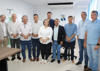 Secretário executivo Elenil da Penha, acompanhado de técnicos da Sics, mediou reunião que visa orientar empresários na expansão dos seus negócios conforme legislação estadual