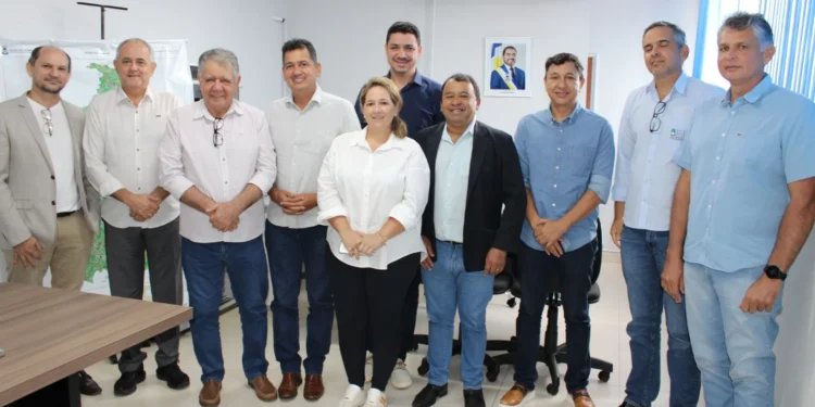 Secretário executivo Elenil da Penha, acompanhado de técnicos da Sics, mediou reunião que visa orientar empresários na expansão dos seus negócios conforme legislação estadual