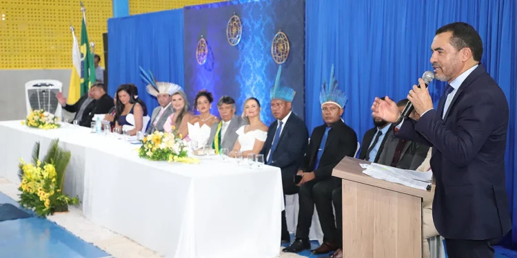 Governador Wanderlei Barbosa durante solenidade de posse do prefeito João Alberto, em Tocantínia.