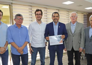 Governador Wanderlei Barbosa e auxiliares do Governo durante reunião para discutir a realização do Encontro do Fórum Norte e Nordeste da Construção em Palmas