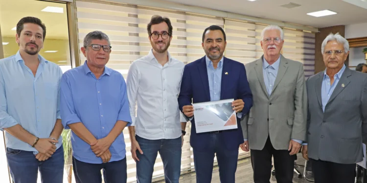 Governador Wanderlei Barbosa e auxiliares do Governo durante reunião para discutir a realização do Encontro do Fórum Norte e Nordeste da Construção em Palmas