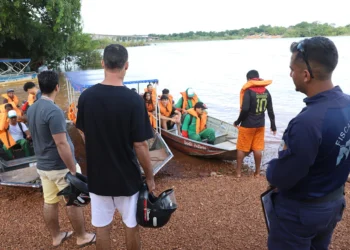 Moradores utilizam embarcações para cruzar o Rio Tocantins com rapidez e segurança