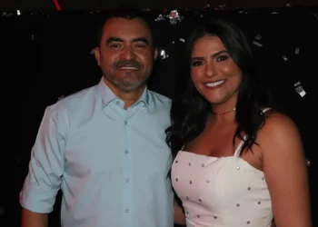 O governador do Tocantins, Wanderlei Barbosa, acompanhado da primeira-dama e secretária extraordinária de Participações Sociais, Karynne Sotero, durante o evento realizado na noite dessa segunda-feira, 30, no estacionamento do Ginásio Ayrton Senna, em Taquaralto
