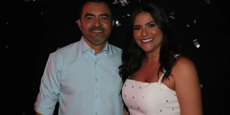 O governador do Tocantins, Wanderlei Barbosa, acompanhado da primeira-dama e secretária extraordinária de Participações Sociais, Karynne Sotero, durante o evento realizado na noite dessa segunda-feira, 30, no estacionamento do Ginásio Ayrton Senna, em Taquaralto