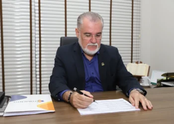 Presidente da Agência de Fomento, Portilho Prado, assina ordem de convocação e nomeação dos aprovados no concurso - Foto Ademir dos Anjos (Governo do Tocantins)