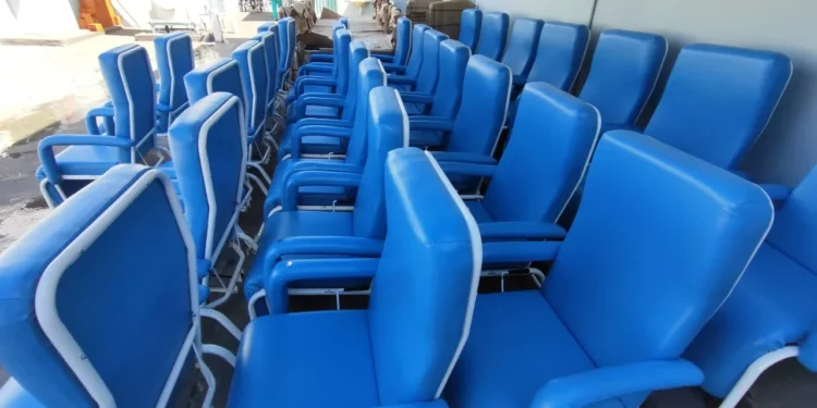 Foram entregues 30 poltronas e 10 camas infantis, cadeiras de rodas e hampers hospitalares