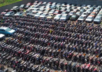 Dos mais de 500 veículos que serão leiloados, 189 são de circulação e 313 sucatas, com os lances variando entre R$ 30,00 e R$ 1.000,00