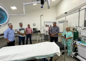 Gestores vistoriam estrutura do Hospital Regional de Araguaçu.