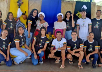 Alunos participantes do projeto Batuque realizado pelo Colégio Estadual de Cristalândia