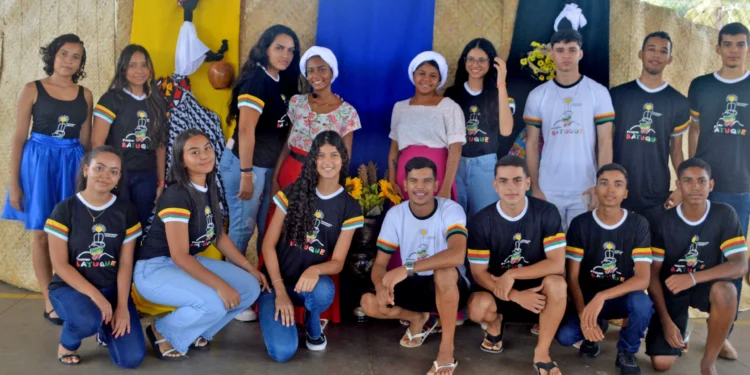 Alunos participantes do projeto Batuque realizado pelo Colégio Estadual de Cristalândia