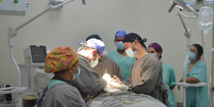 Equipe do HGP e profissionais cirurgiões plásticos e crâniofacial, e enfermeira da Ong Smile Train. Luciana Barros/Governo do Tocantins