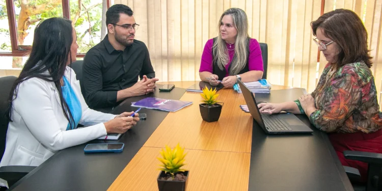 A reunião ocorreu no gabinete da secretária na sede da Setas, em Palmas. Foto: Carlessandro Souza/Governo do Tocantins