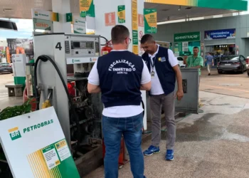 Nos procedimentos de ensaios são conferidos se o volume de combustível medido pelas bombas e se as mangueiras estão em conformidade com as portarias regulatórias do Inmetro