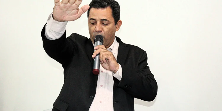 Sob aplausos João Alberto toma posse em Tocantínia