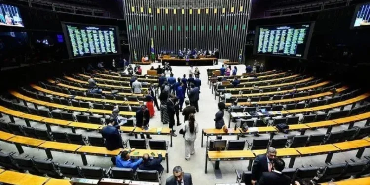 Novo projeto da centro-direita vira alternativa ao PL das Fake News no Congresso