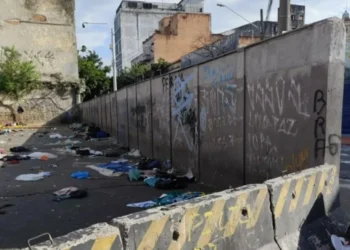 A prefeitura de São Paulo ergueu o muro na região da Cracolândia, em São Paulo. O tapume utilizado no local era constantemente danificado e foi removido • CNN