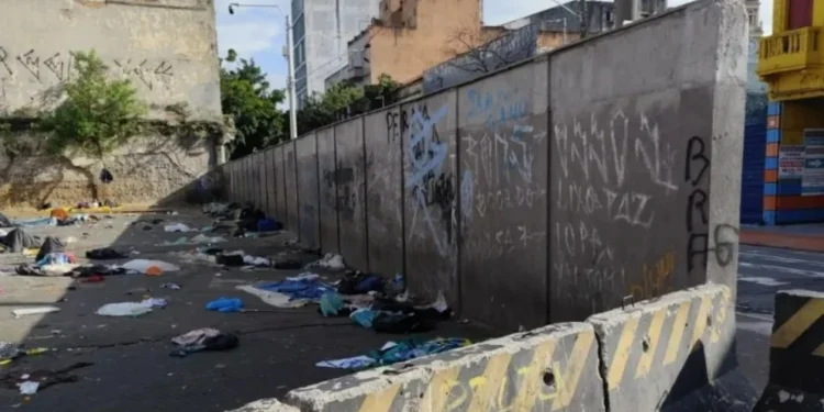 Prefeitura de São Paulo constrói muro na Cracolândia