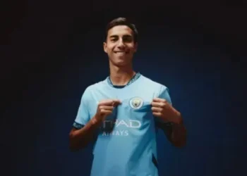 Vitor Reis foi anunciado pelo Manchester City • Divulgação/Manchester City
