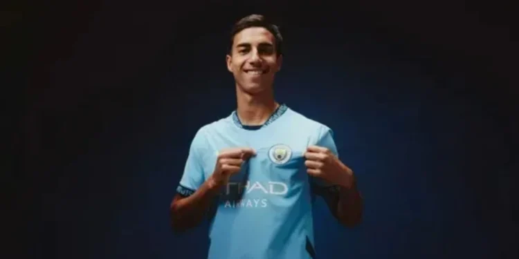 Vitor Reis foi anunciado pelo Manchester City • Divulgação/Manchester City