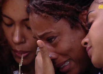 Thamiris chora ao lado de Giovanna e Aline • Reprodução/Globoplay