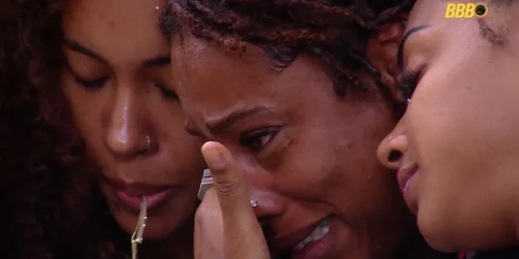 Thamiris chora ao lado de Giovanna e Aline • Reprodução/Globoplay