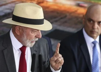 Presidente Lula e o ministro Alexandre de Moraes, do STF, no evento em memória dos dois anos do 8 de janeiro • 8/1/2025 - Marcelo Camargo/Agência Brasil