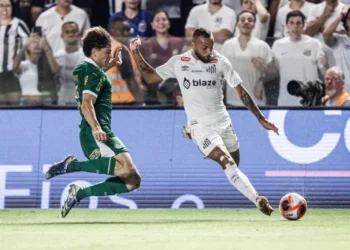 Santos e Palmeiras em ação pelo Paulistão 2025 • Divulgação / Santos FC