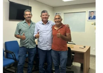 Deputado Ivory ladeado por Assis Moura e Virgulino Foto: Divulgação