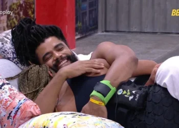 Aline e Diogo na madrugada desta terça-feira (28) • Reprodução/Globoplay