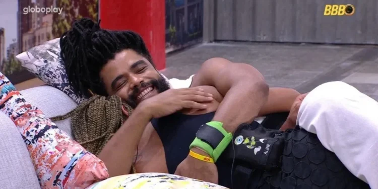 BBB25: Aline e Diogo protagonizam madrugada de carícias e incertezas