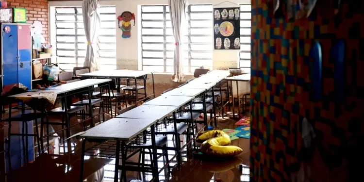 Eventos climáticos deixam 1,7 milhão de alunos sem aulas em 2024 no Brasil