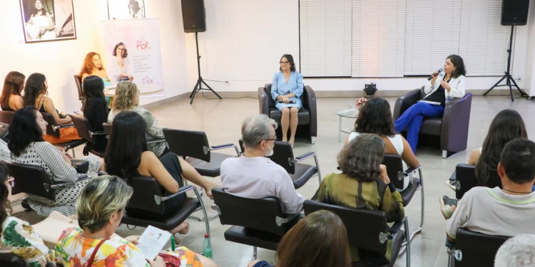 Noite contou com presença de amigos, familiares da autora e do público regular da Roda Literária