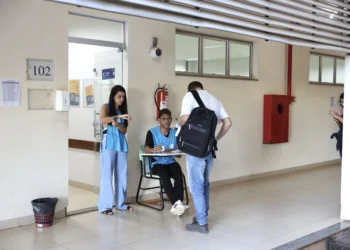 Publicada convocação temporária dos servidores aprovados no concurso da Educação que está sub judice