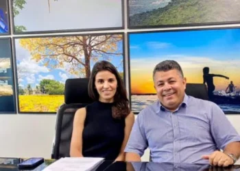 Secretária Gabriela Siqueira Campos e vereador José do Lago Folha Filho durante reunião sobre projeto do censo de cães e gatos em Palmas