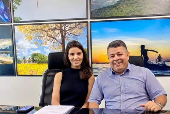Secretária Gabriela Siqueira Campos e vereador José do Lago Folha Filho durante reunião sobre projeto do censo de cães e gatos em Palmas