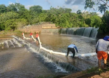 Corpo de Bombeiro instala barreira de contenção no córrego do Parque Cesamar
