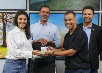 Secretária Gabriela Siqueira Campos recebe os deputados federais Felipe Martins (à direita), Vicentinho Júnior (ao centro) e o Secretário-Chefe de Gabinete Carlos Junior (à esquerda ao fundo), durante visita ao gabinete da causa animal