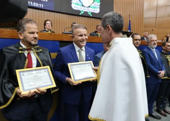 Prefeito Eduardo Siqueira durante cerimônia de entrega do título de Doutor Honoris Causa