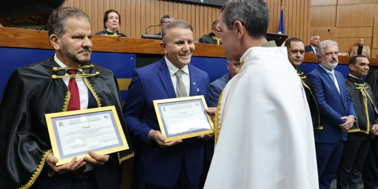 Prefeito Eduardo Siqueira durante cerimônia de entrega do título de Doutor Honoris Causa