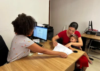 Thalyne Freitas, aprovada no cargo de professora, cargo que encontra-se sub judice, assina documentação de contrato e recebe lotação