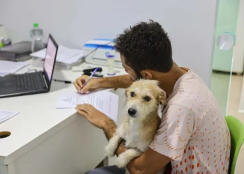Estudante Adriano Barroso Araújo, 24 anos, que adotou a cadelinha Mel há mais de dois anos, ressalta a facilidade do cadastro pelo site Castra Pet
