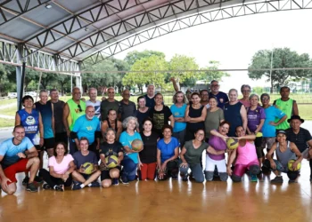 Grupo de atletas do Vó vôlei treina de segunda a sexta para competição nacional que acontece de 22 a 26 de janeiro em Palmas